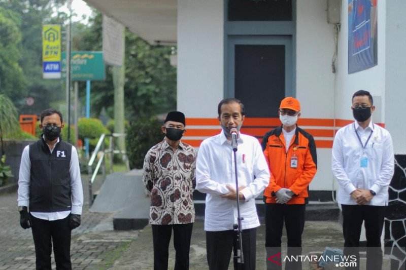 Wali Kota Bogor dampingi Presiden Joko Widodo tinjau penyerahan bansos