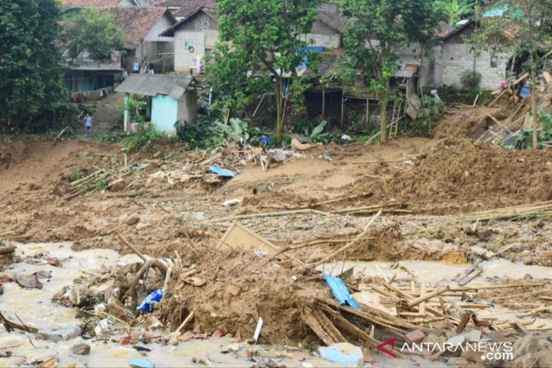 Warga Bogor ditemukan tewas  setelah enam jam tertimbun longsor