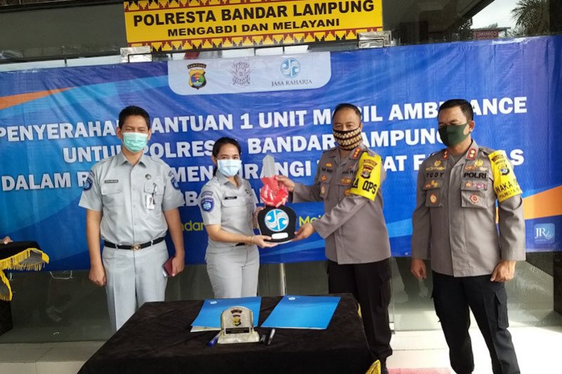 Jasa Raharja Lampung serahkan bantuan mobil ambulans ke Polresta Bandarlampung