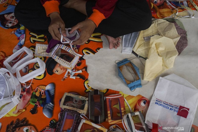 Presiden Joko Widodo beli masker kain produksi Semarang