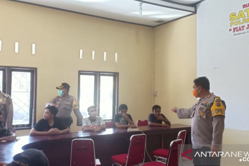 Akibat melanggar aturan PSBB, 12 orang diamankan polisi di Pasaman Barat