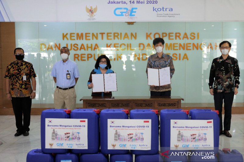 Kemenkop Terima Bantuan 1 Ton Disinfektan Dari Pengusaha Korsel Antara News<script async src=