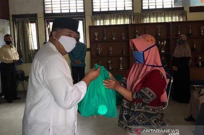 TP-PKK Kota Solok salurkan 225 paket lebaran kepada kader PKK kurang mampu