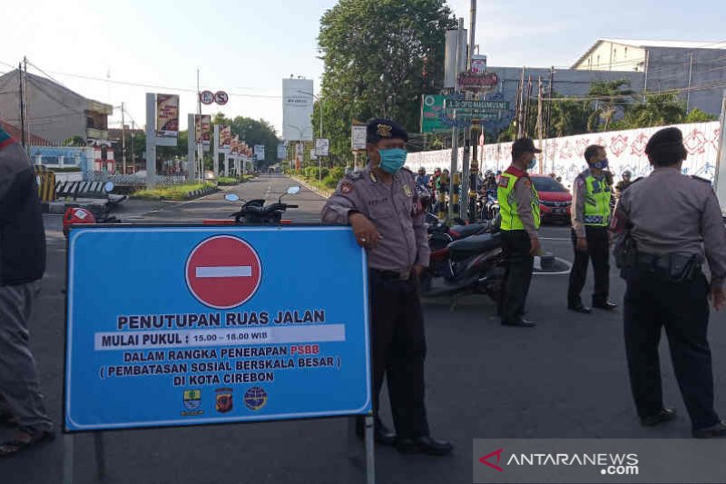 Kurangi aktivitas warga, dua jalan protokol menuju pusat Kota Cirebon ditutup