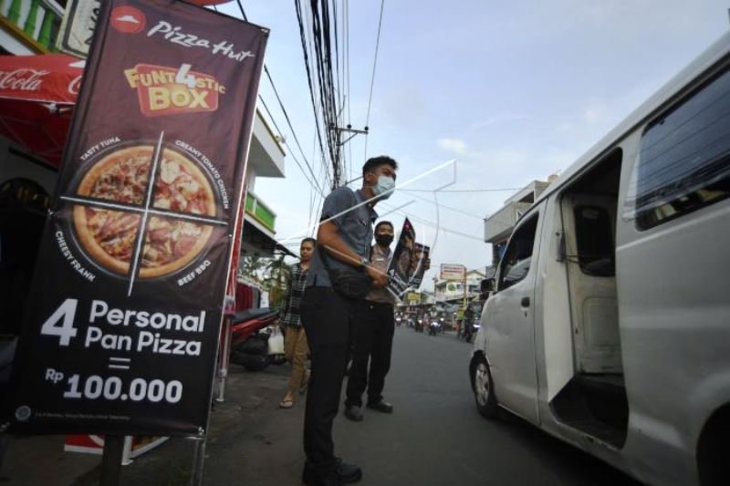 Gerai Makanan Berrtahan Di Tengah Pandemi COVID-19