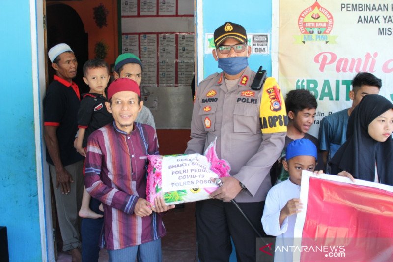 Polres Poso bagi sembako untk warga terdampak COVID-19