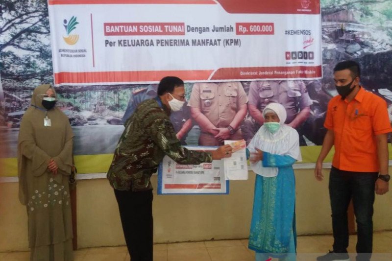 Bupati Hendrajoni salurkan BLT Kemensos di Bayang Utara