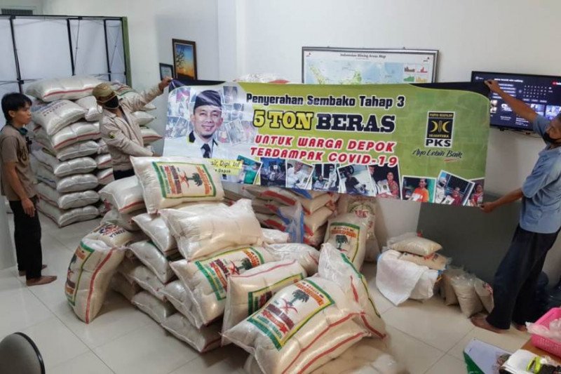 PKS Depok distribusikan lima ton beras bagi warga terdampak COVID-19