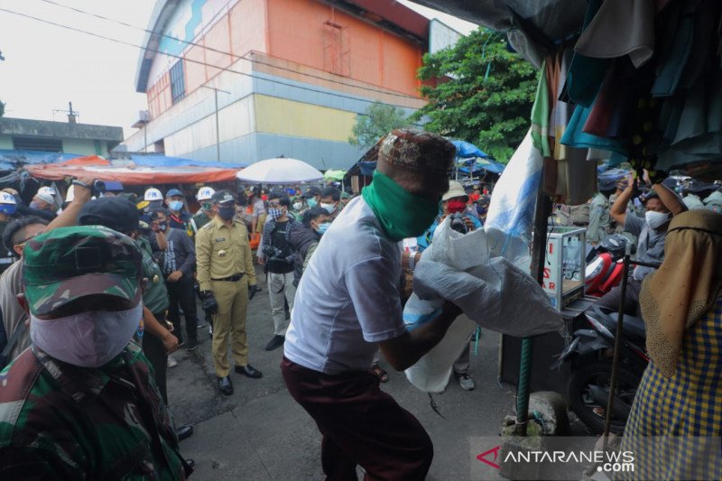 Wali Kota pimpin penertiban pedagang di Pasar Kebon Kembang Bogor