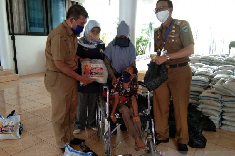 Bupati Hendrajoni bagikan sembako ke disabilitas dan lansia