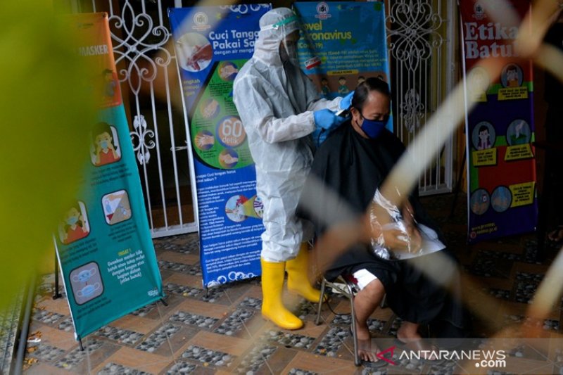 Layanan pangkas rambut bagi dokter saat pandemi COVID-19