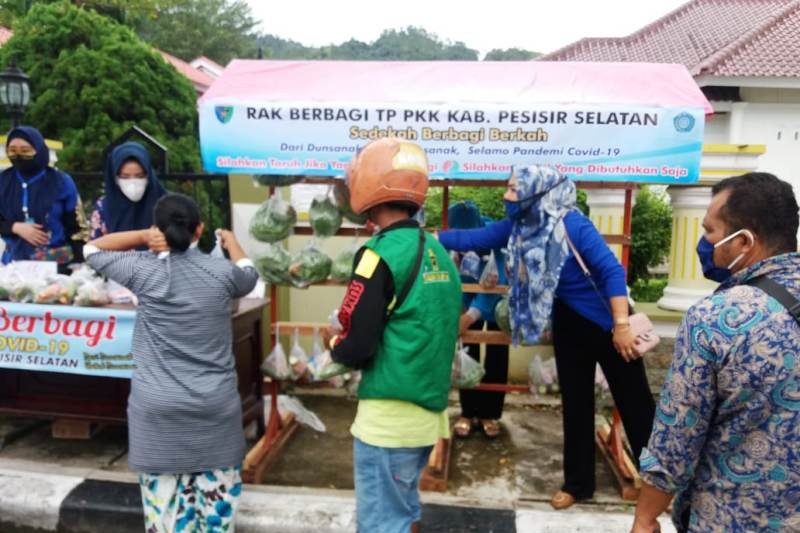 "Rak berbagi" gagasan Lisda Hendrajoni diserbu emak-emak