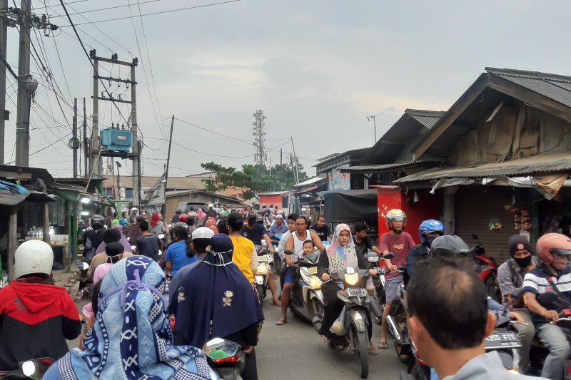 Warga di Bekasi padati jalanan berburu makanan takjil
