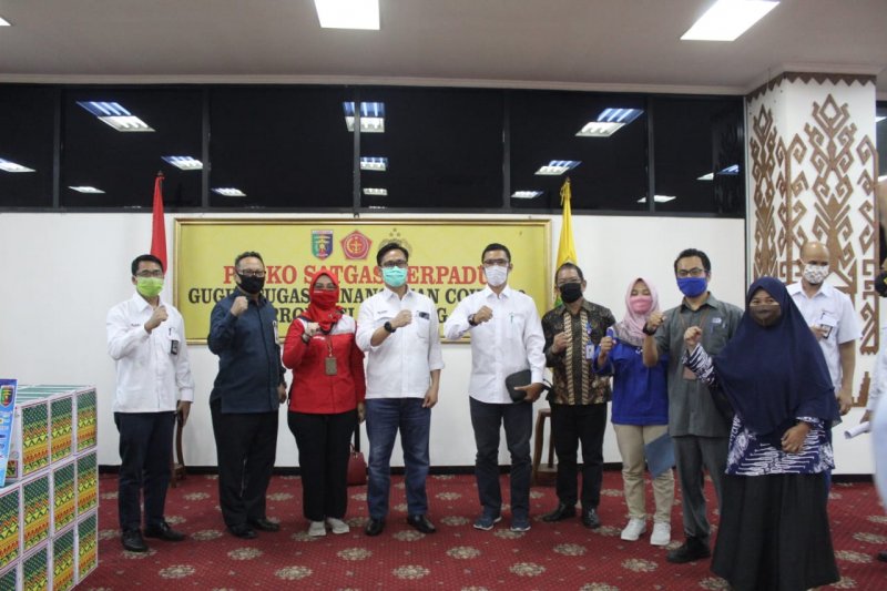 Satgas BUMN Lampung serahkan bantuan APD ke Gubernur Lampung