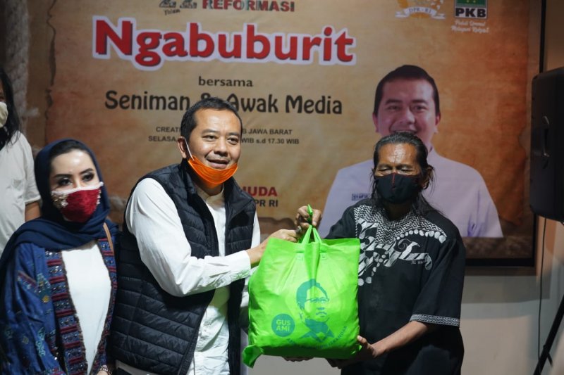 PKB Jabar beri bantuan paket sembako untuk seniman di Bandung