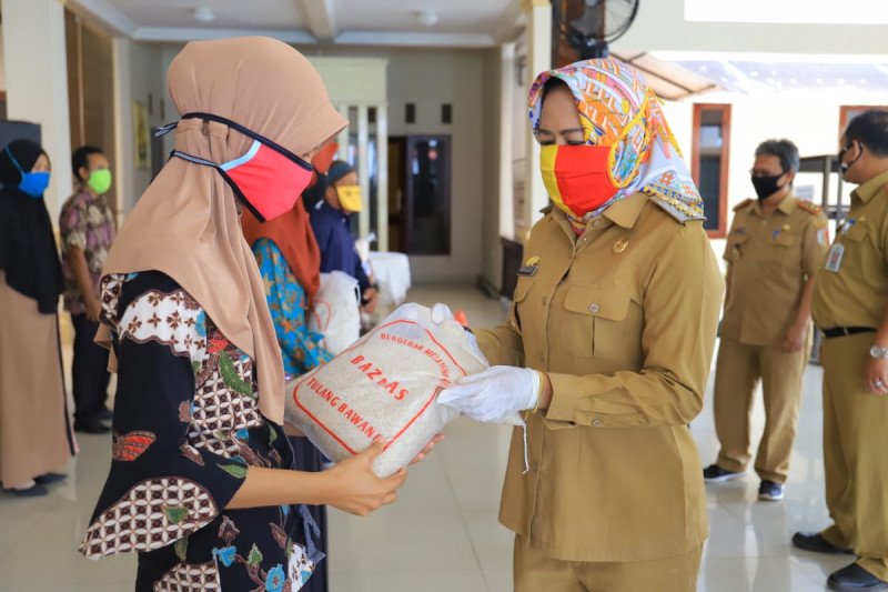 Bupati Tulangbawang dan Baznas bagikan sembako buat guru honorer