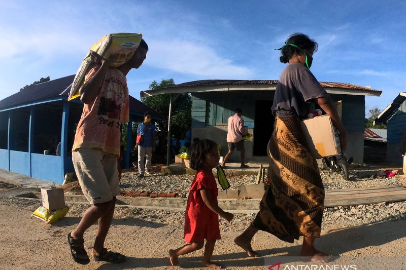 Polres Solok Selatan beri bantuan sembako masyarakat Suku Anak Dalam