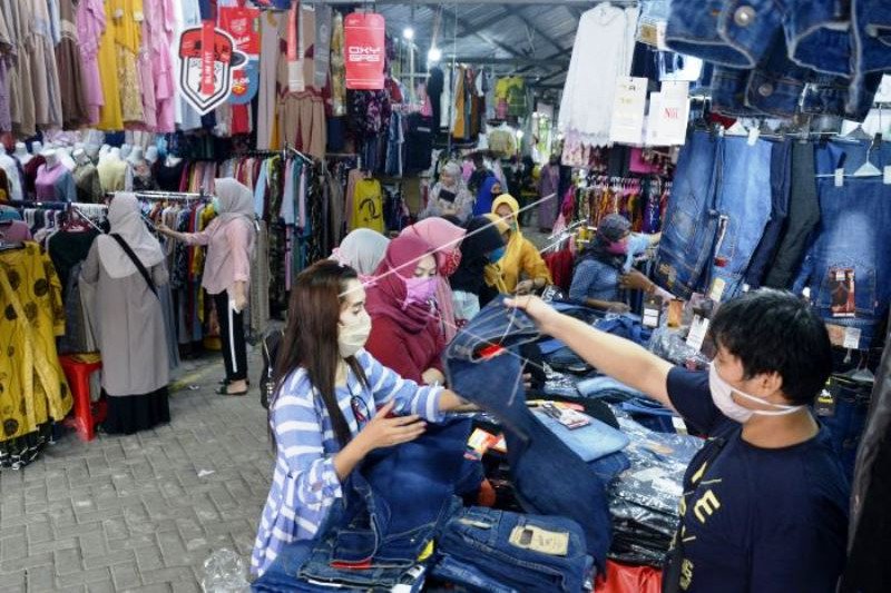 Toko Pakaian Ramai Menjelang Lebaran