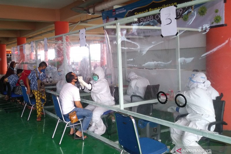 Ratusan pedagang Pasar Raya Padang jalani tes swab hingga tiga hari ke depan (Video)