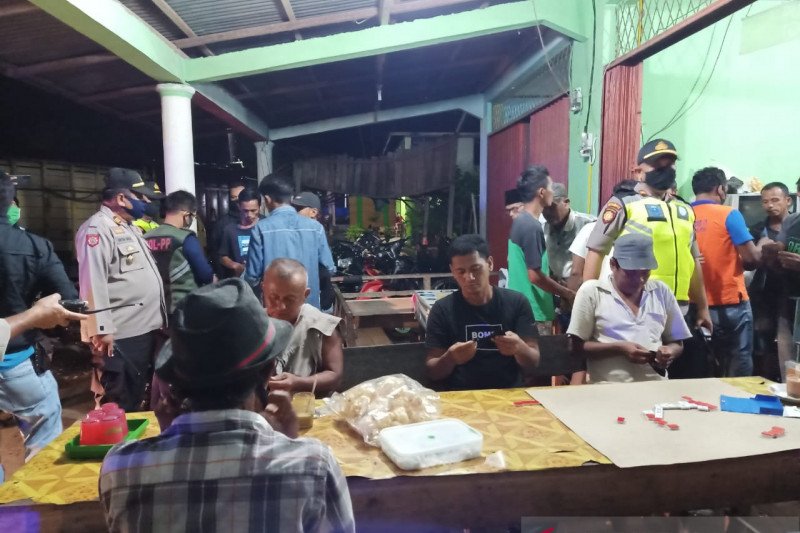 78 warga Agam diamankan Tim GTP2C karena duduk santai di warung saat PSBB