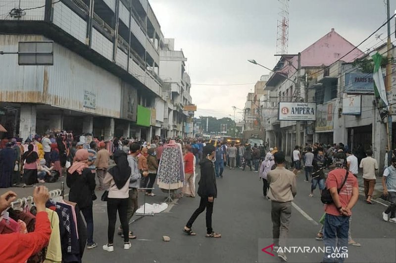 Pedagang Pasar Baru Bandung kembali jualan, tidak tahu PSBB diperpanjang