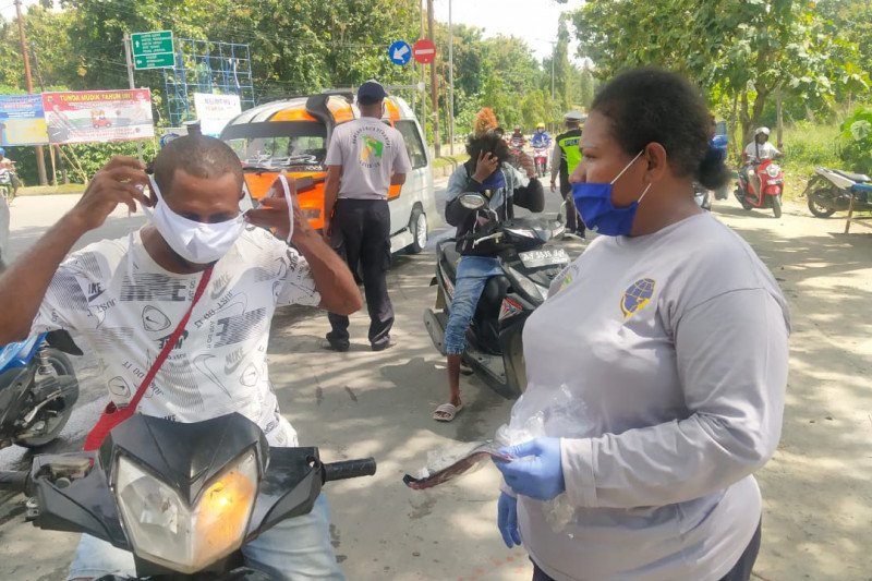 Pemkab Jayapura awasi aktivitas warga di luar rumah cegah Corona