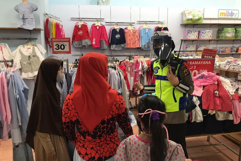 Polwan berikan edukasi protokol kesehatan di pusat perbelanjaan
