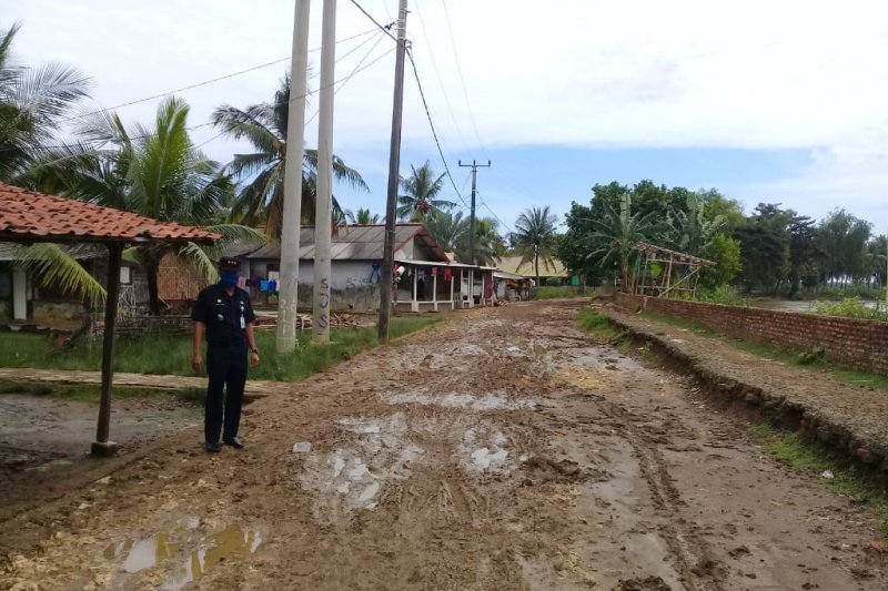 Warga Muaragembong minta Pemkab Bekasi perbaiki jalan