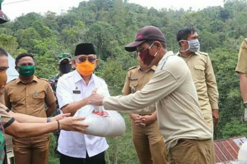 Gubernur Sulbar serahkan bantuan sembako kepada korban longsor di Polman