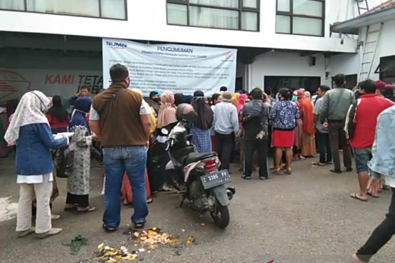 Warga berdesakan ambil bantuan sosial Gubernur di Kantor Pos Garut