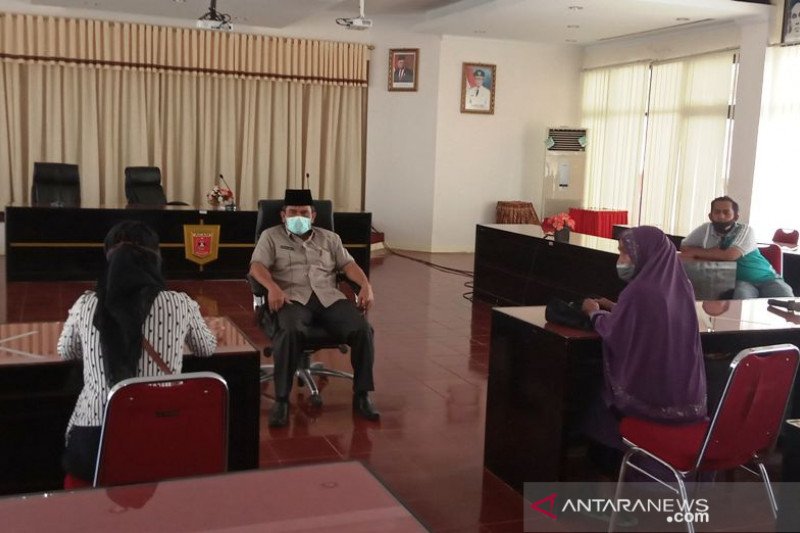 Puluhan warga Agam datangi kantor bupati pertanyakan bantuan COVID-19