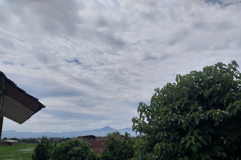 Warga Kabupaten Bandung mendengar suara dentuman dari langit