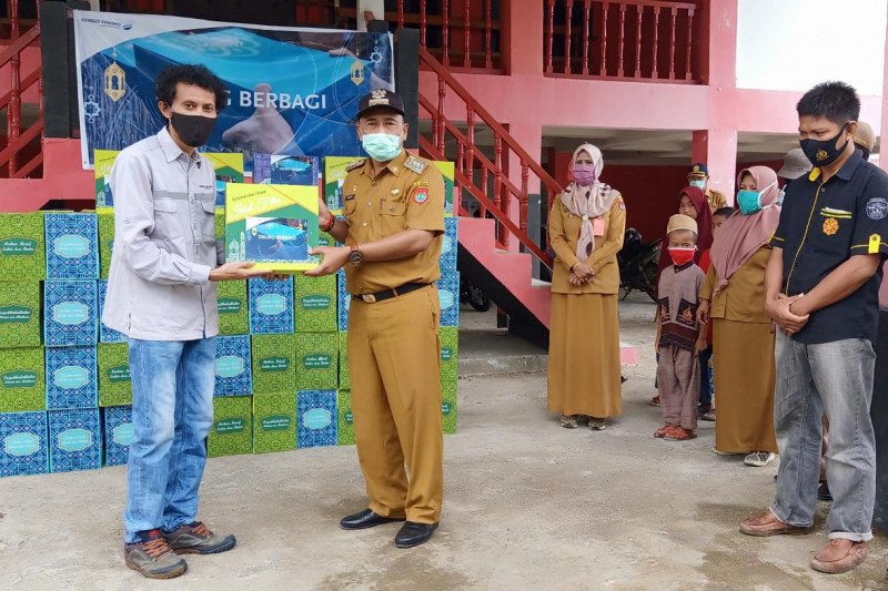 DSLNG serahkan bingkisan ramadhan kepada warga kurang mampu