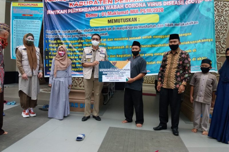 Bupati Hendrajoni serahkan santunan ke 9.711 anak yatim