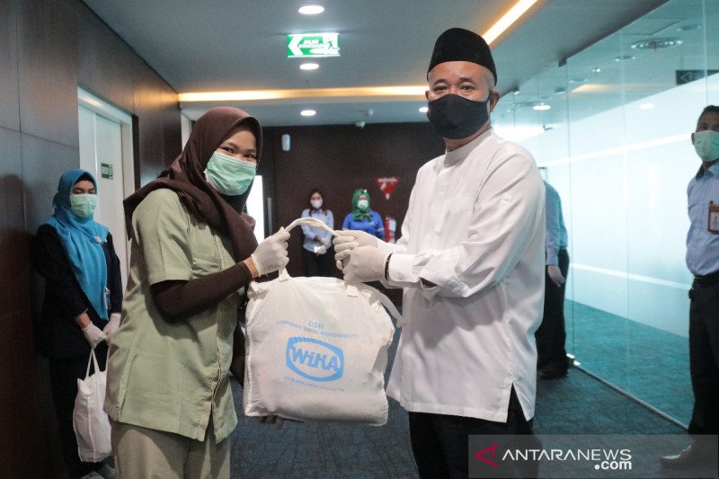 WIKA salurkan paket sembako untuk warga DKI Jakarta dan Jawa Barat