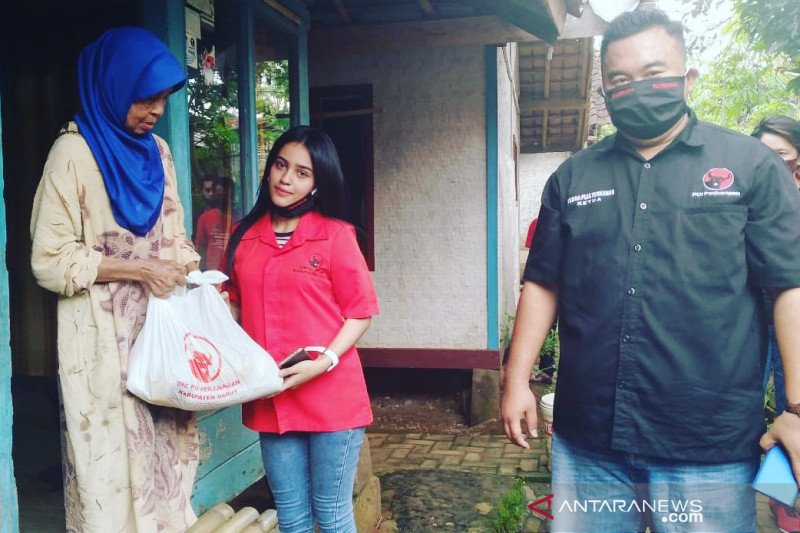 PDIP Garut ajak aktris Preman Pensiun-4 bagikan bantuan kepada ibu jompo