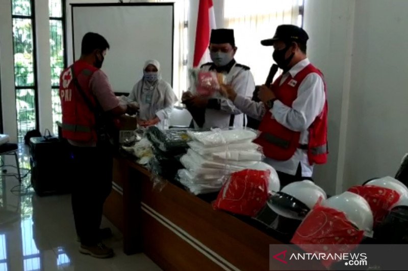 PMI Kota Sukabumi salurkan APD untuk tenaga medis