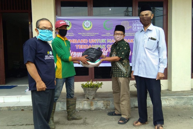 Dewan Da'wah Sumbar bagikan paket sembako bagi warga terdampak COVID-19
