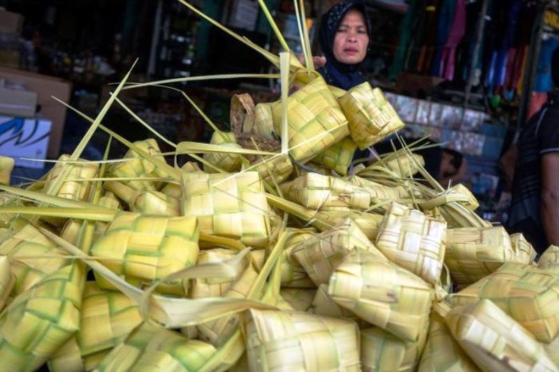 Penjualan Kulit Ketupat Jelang Lebaran Lesu