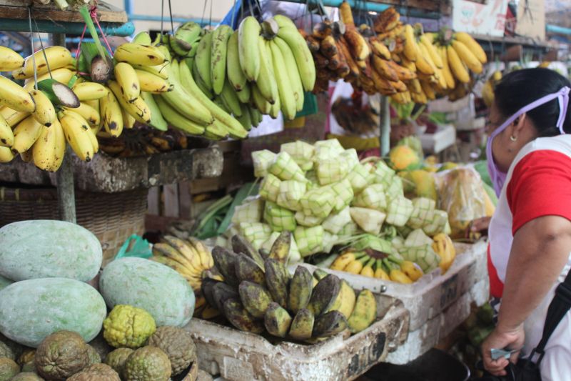 Kegiatan jual beli di pasar tradisional jelang Idul Fitri 