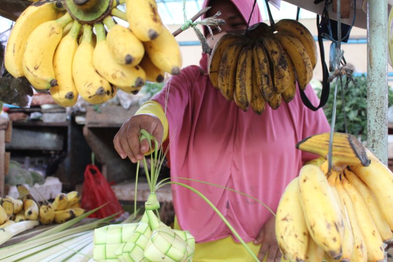  Penjual selongsong ketupat ramai pembeli