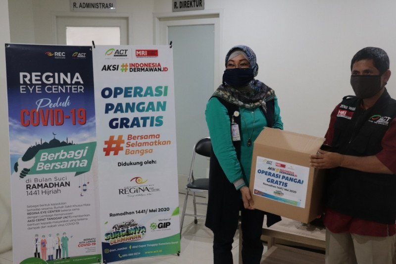 ACT Padang dan Regina Eye Center bagikan paket sembako untuk warga terdampak COVID-19