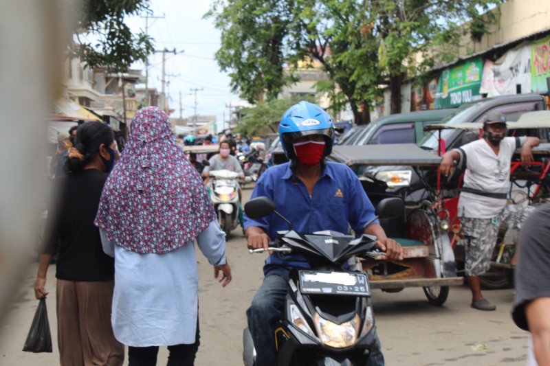 Suasana di luar pasar tradisional di Kota Bandarlampung padat 