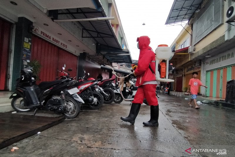 Petugas semprot disinfektan kawasan pertokoan Palu