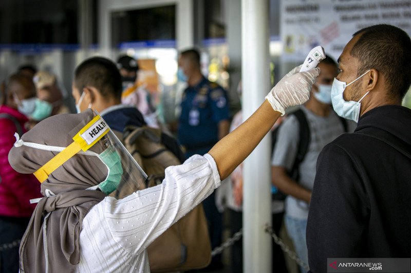 Pekerja migran reaktif rapid test jalani karantina COVID-19 di Batam