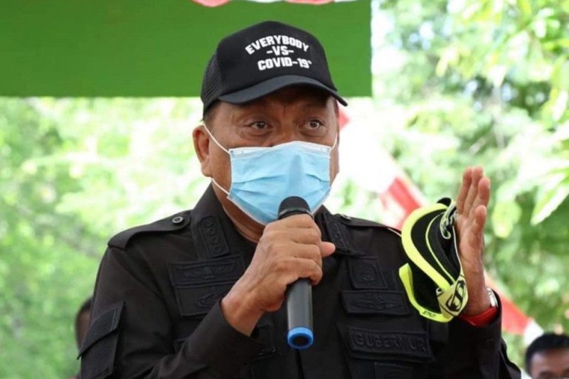 Gubernur bagikan 3.109 paket bahan pokok di lima pulau
