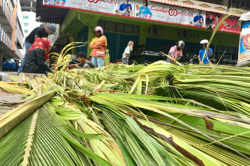 Selongsong ketupat sepi pembeli