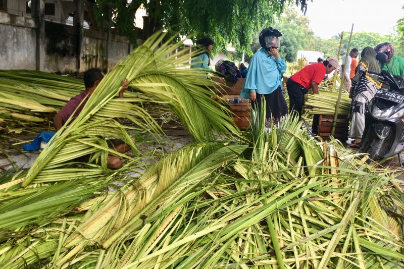 Selongsong ketupat sepi pembeli