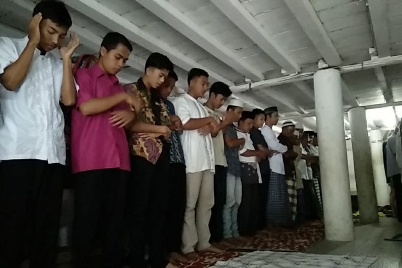 Jamaah Surau Lubuak Landua di Pasaman Barat laksanakan shalat Idul Fitri