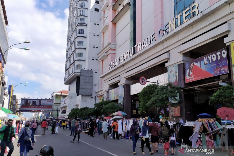 Pedagang Pasar Baru Bandung masih berjualan di bahu Jalan Otista